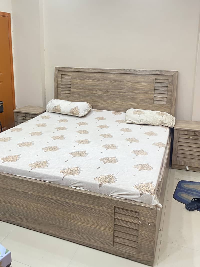 BED WITH SIDETABLES 0