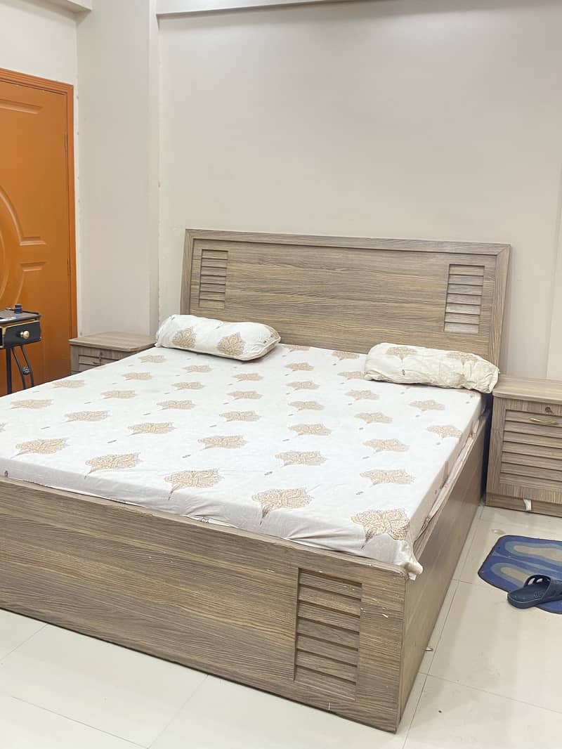 BED WITH SIDETABLES 1