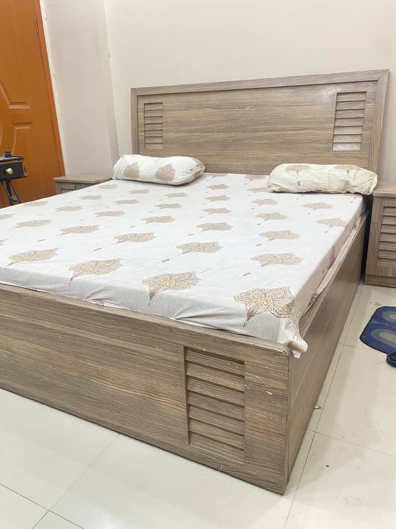 BED WITH SIDETABLES 2