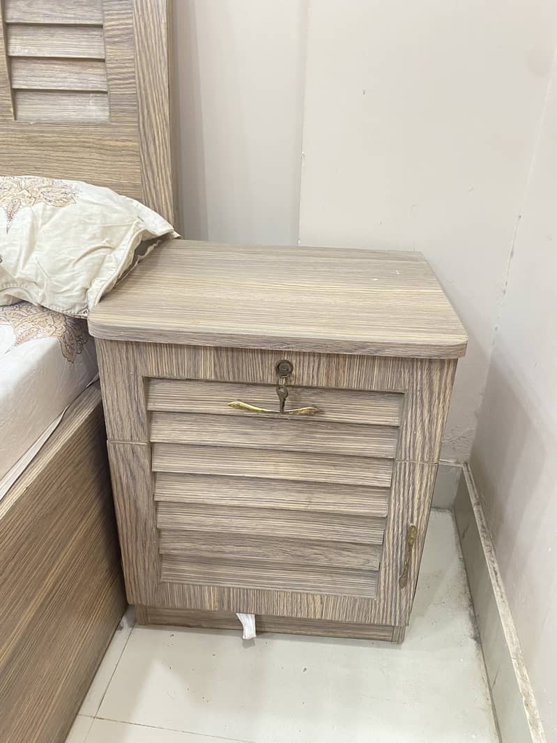 BED WITH SIDETABLES 3