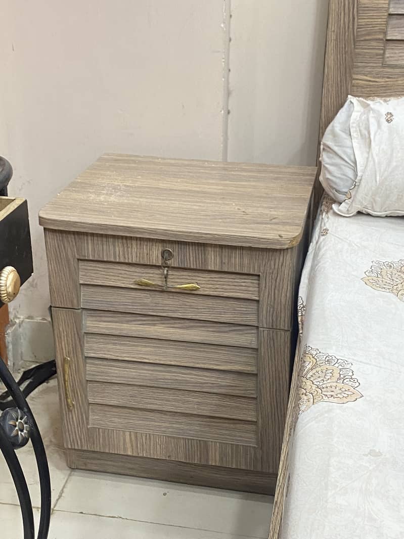BED WITH SIDETABLES 4