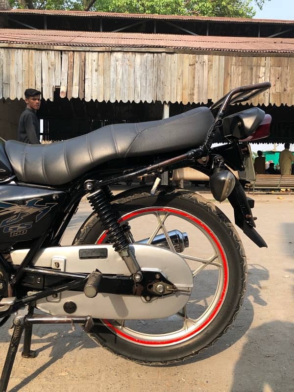 Suzuki GS150 11