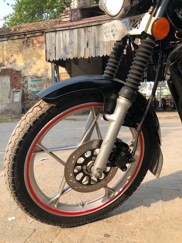 Suzuki GS150 12