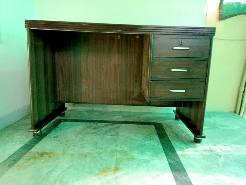 Office Table And Executive Chair 3