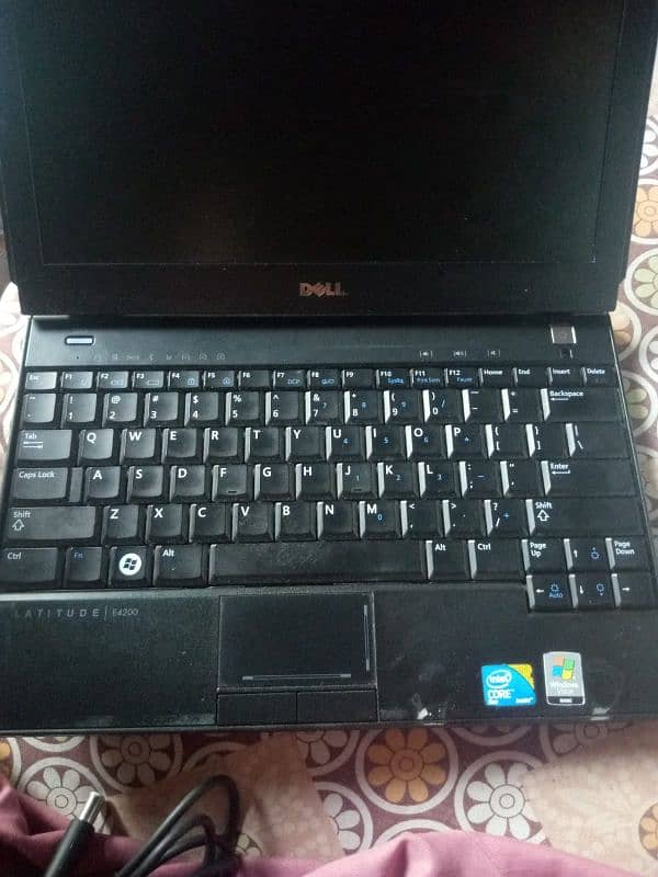 Dell Latitude e4200 Clean condition 1