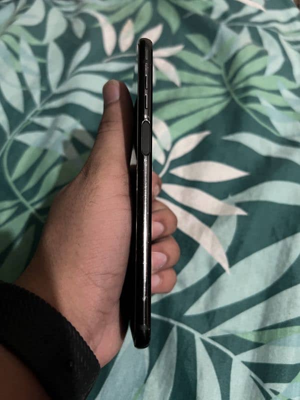 moto z3 pta approved condition 10 by 8 hai 3
