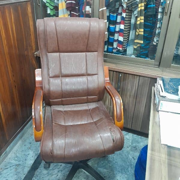 A office chair in 10/10 condition 3