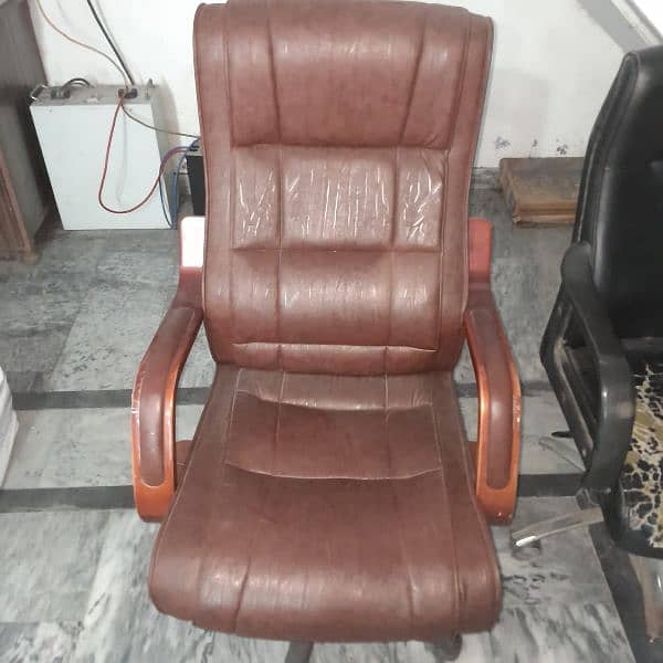 A office chair in 10/10 condition 4