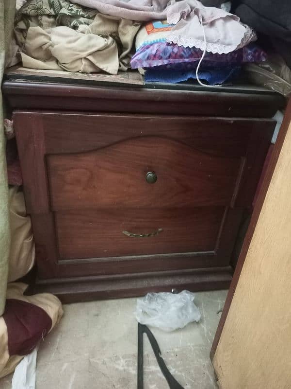 Two single bed with one side table good quality matress 0