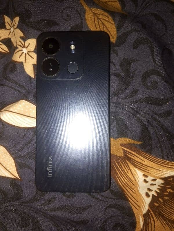 Infinix smart 7  Hd 4/64 with box contact number 03177223450 1