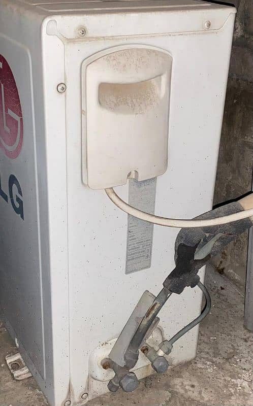 LG A/C Just Like New In 100% Working 2