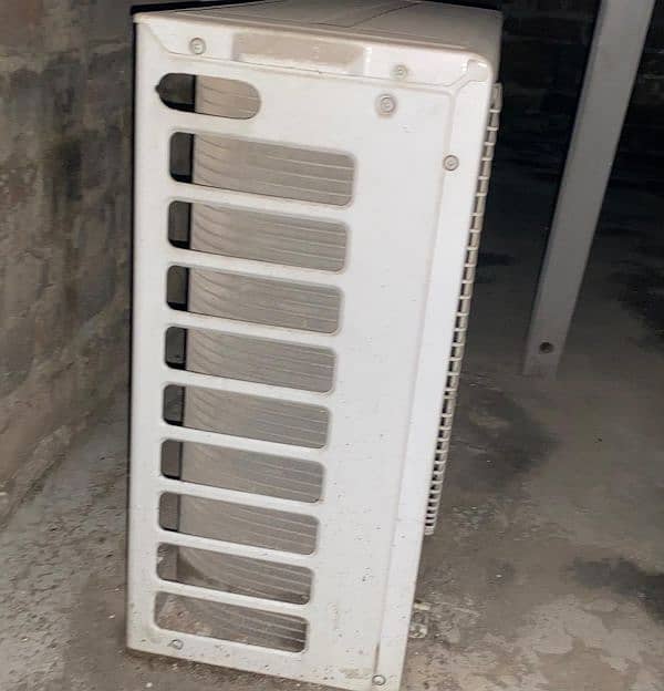LG A/C Just Like New In 100% Working 3