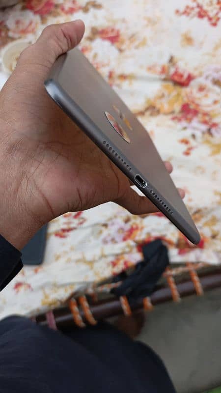 ipad mini 5 10/10 condition 2