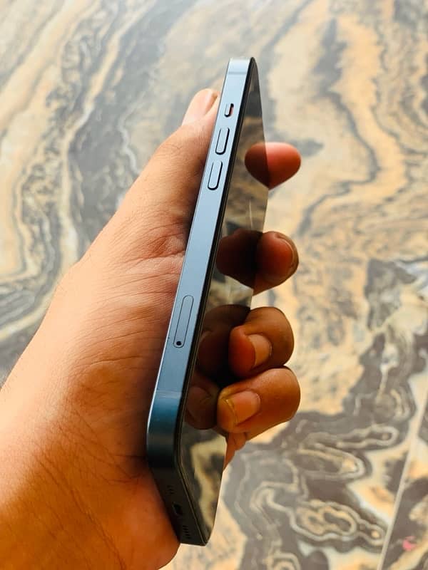 iPhone 13 lush condition 4