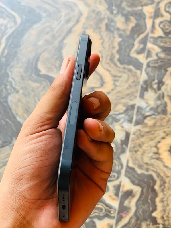 iPhone 13 lush condition 8