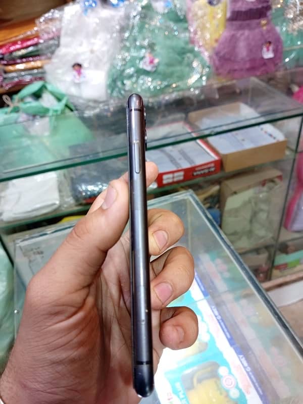I phone 11  jv with original charger and led 5