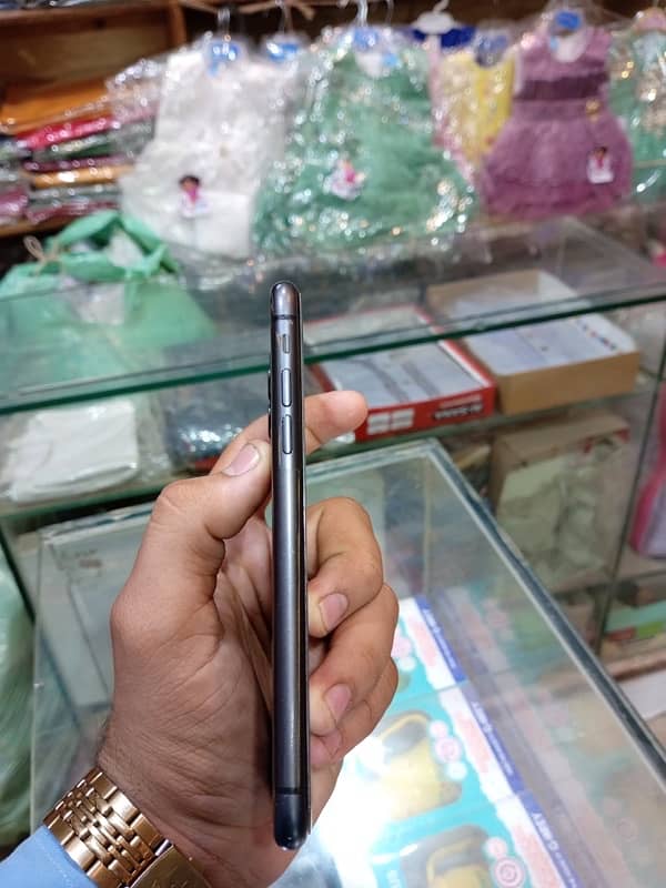 I phone 11  jv with original charger and led 8