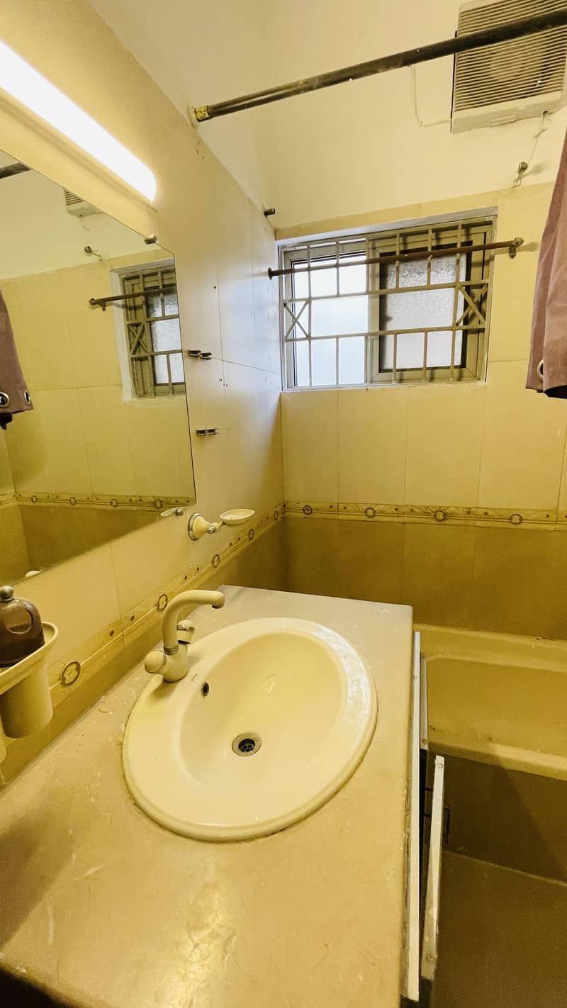 500Sq-Yard Beautiful 3Bed Separate Gate Upper Portion Available For Rent 1