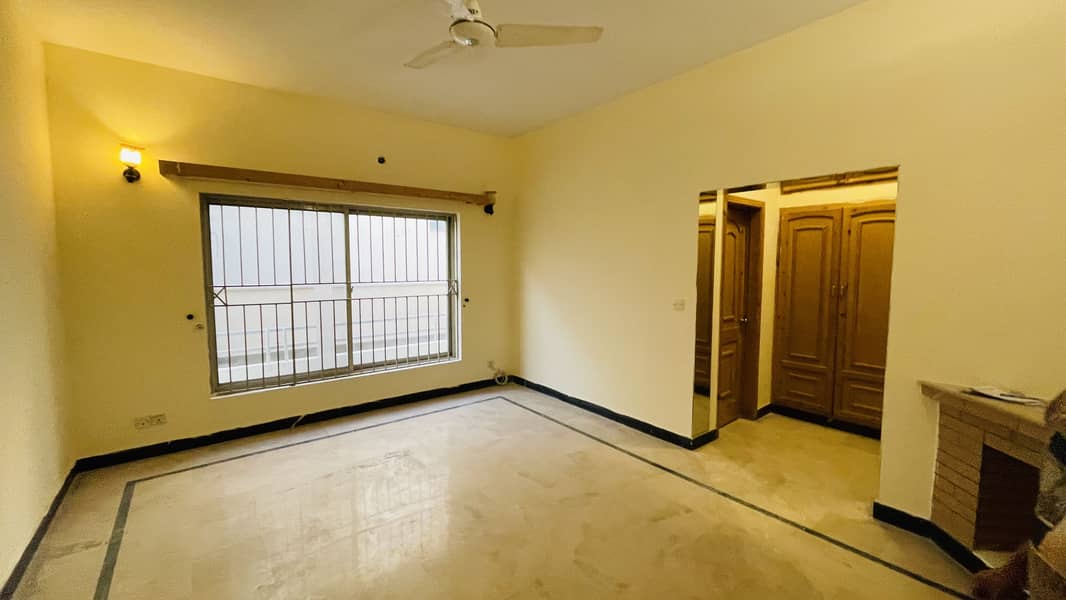 500Sq-Yard Beautiful 3Bed Separate Gate Upper Portion Available For Rent 3