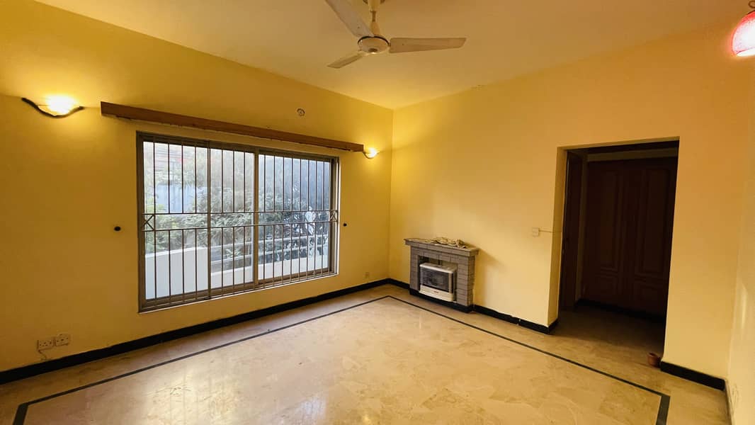 500Sq-Yard Beautiful 3Bed Separate Gate Upper Portion Available For Rent 10