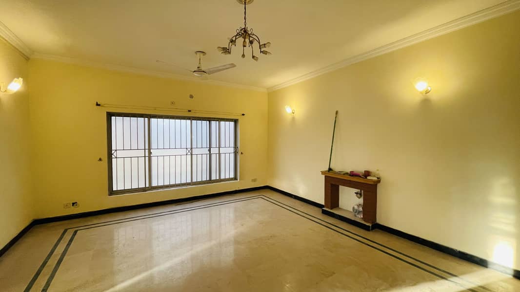 500Sq-Yard Beautiful 3Bed Separate Gate Upper Portion Available For Rent 12