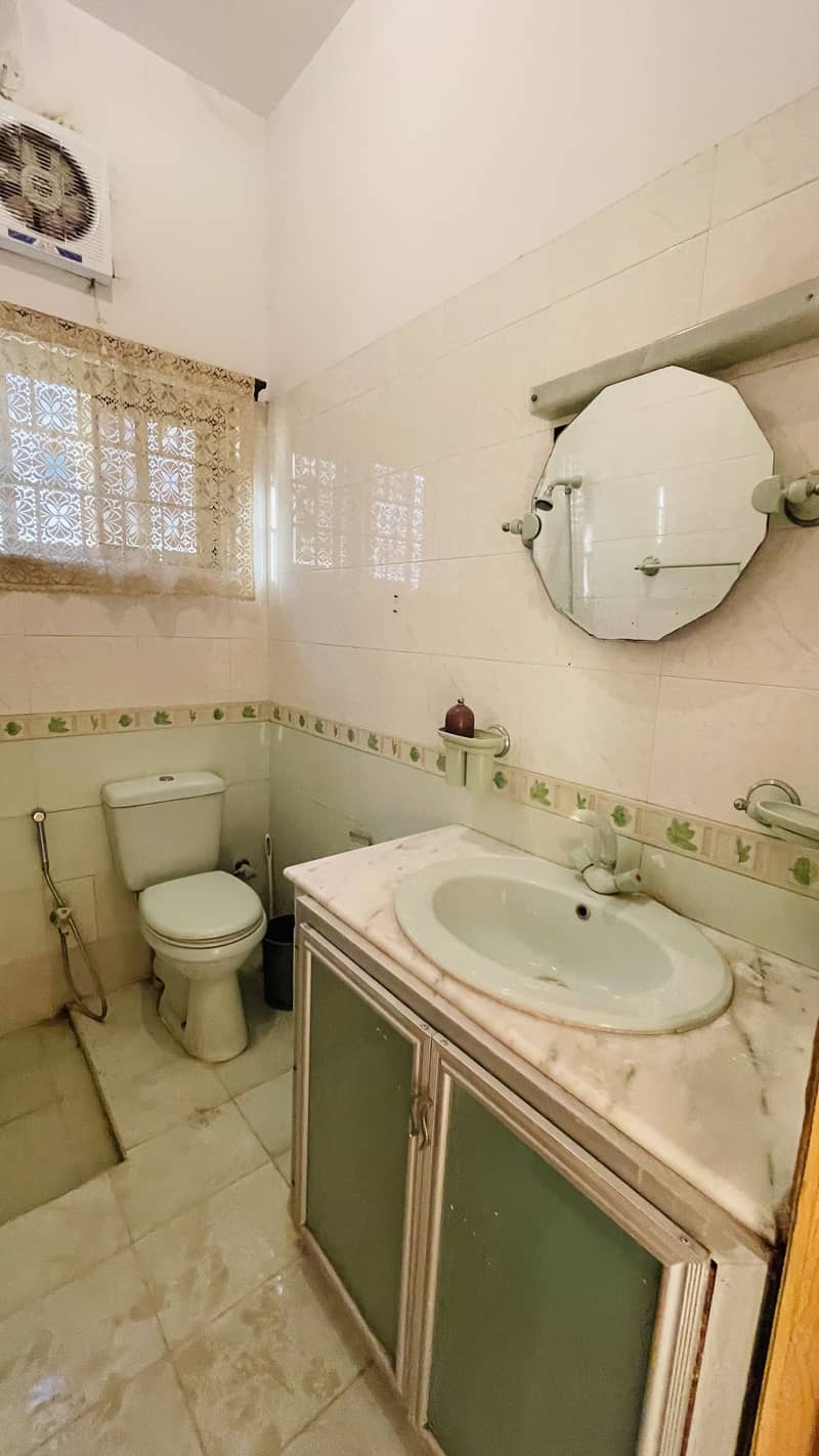 500Sq-Yard Beautiful 3Bed Separate Gate Upper Portion Available For Rent 18