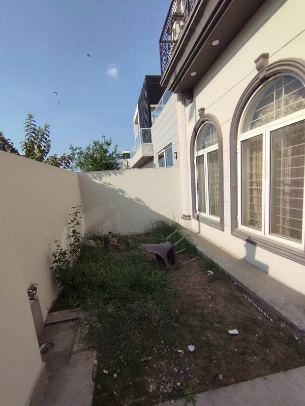 Lower Portion Locked And Upper Portion Available For Rent 18