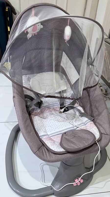 3 in 1 baby swing. . 1 week use 1