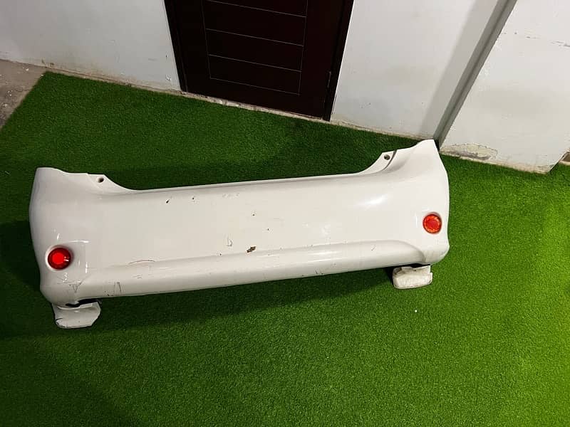 corolla altis 2009 model k orignal bumper with orignal paint. 4