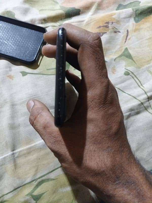 bht ashi chezz Hy 256 gb non pta sirf back camera wark ni kr rha 4