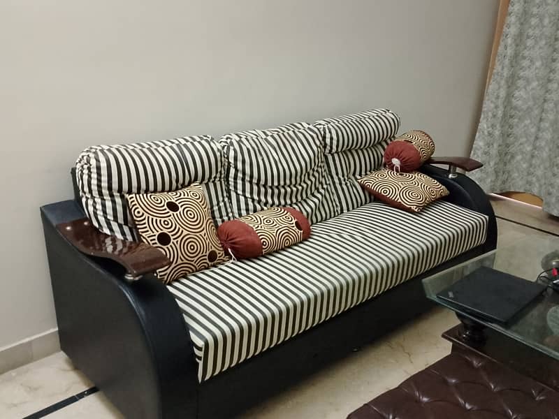 5 Seater sofa with center table 0