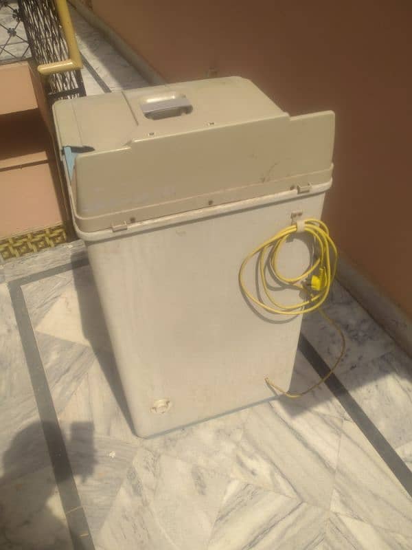 spin dryer. works perfectly. dries clothes like it is used to 4