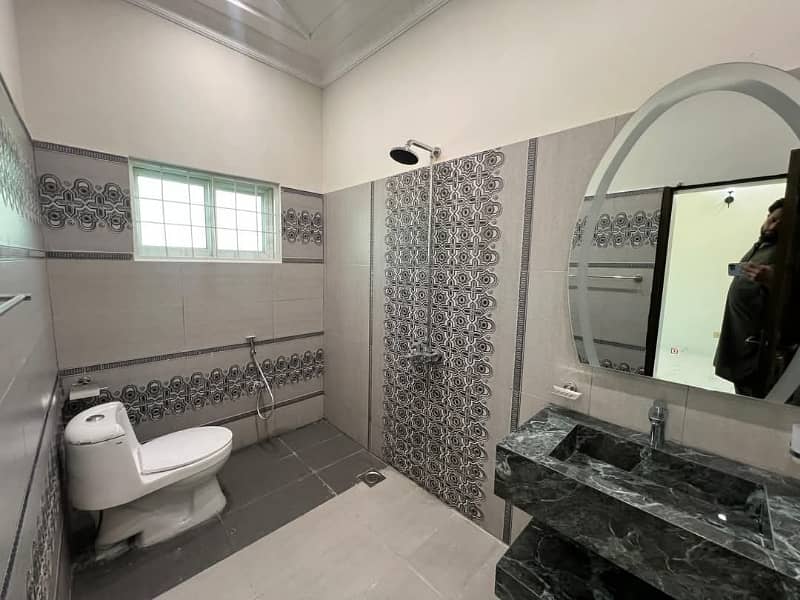 Prime Location House For sale Situated In Central Park - Block B 7