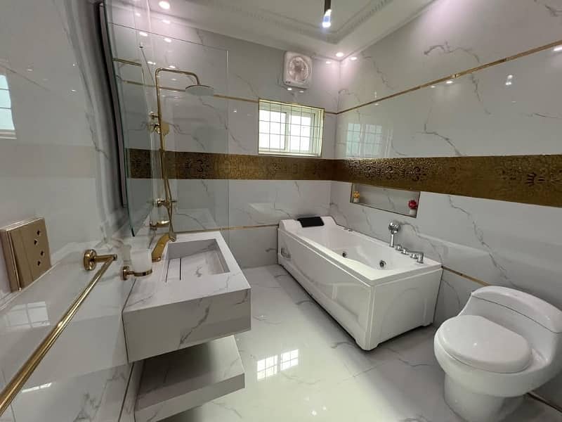 Prime Location House For sale Situated In Central Park - Block B 16