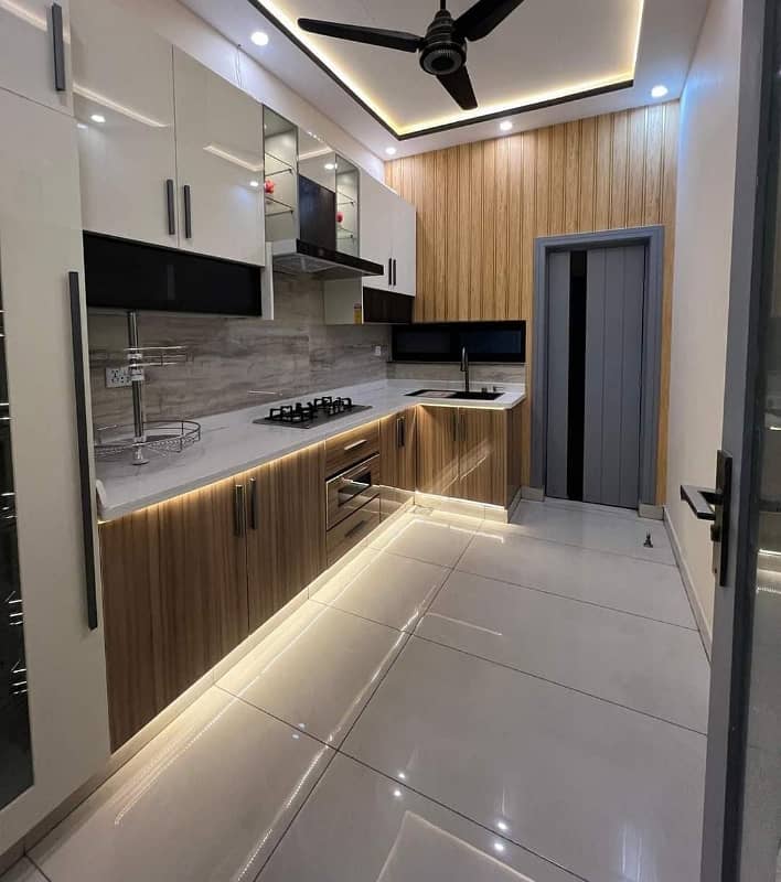 Prime Location House Of 5 Marla Available For sale In Central Park - Block A 2