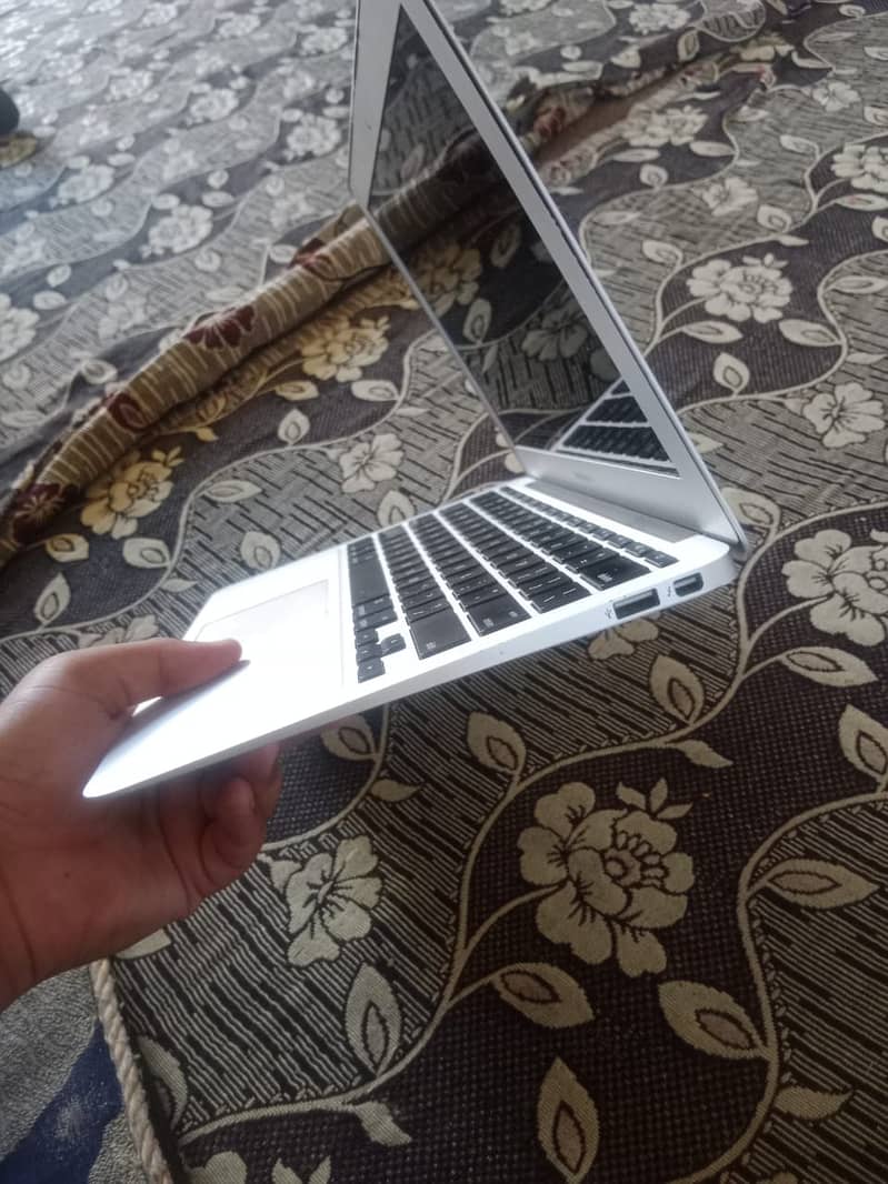 Apple Laptop 11 inch Core i5 processor 4/64 2