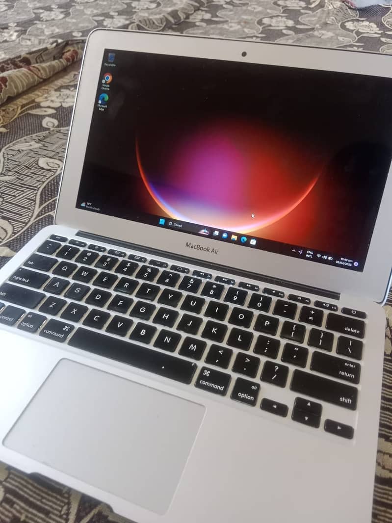 Apple Laptop 11 inch Core i5 processor 4/64 5