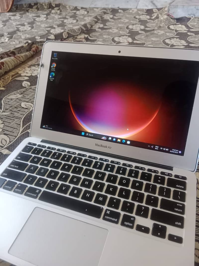 Apple Laptop 11 inch Core i5 processor 4/64 7