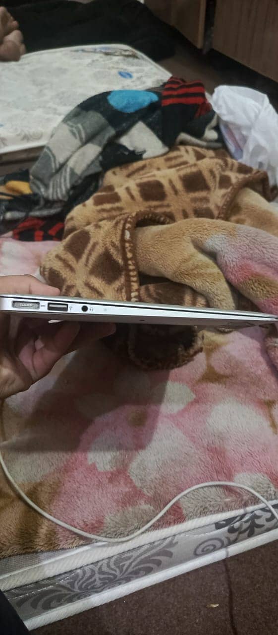 Apple Laptop 11 inch Core i5 processor 4/64 14