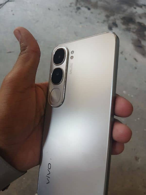 Vivo y200 8+8/256Gb with 10/10 condition. Only 15 to 20 days used lush 1