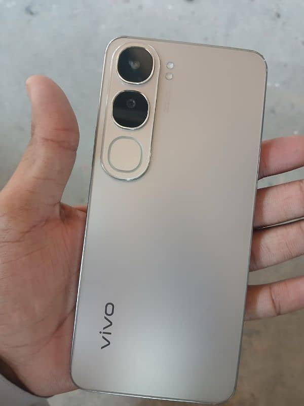 Vivo y200 8+8/256Gb with 10/10 condition. Only 15 to 20 days used lush 3