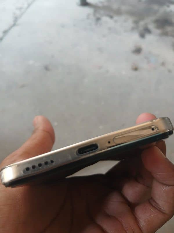 Vivo y200 8+8/256Gb with 10/10 condition. Only 15 to 20 days used lush 4