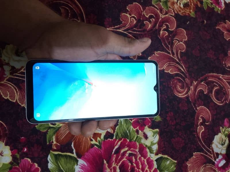 mobile bilkul new lush condition he all ok he sirf mobile he 1