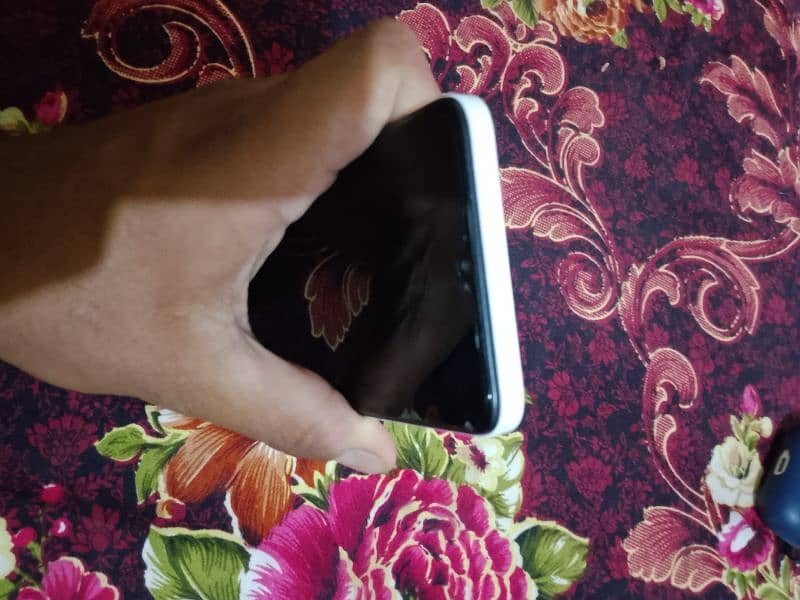 mobile bilkul new lush condition he all ok he sirf mobile he 3