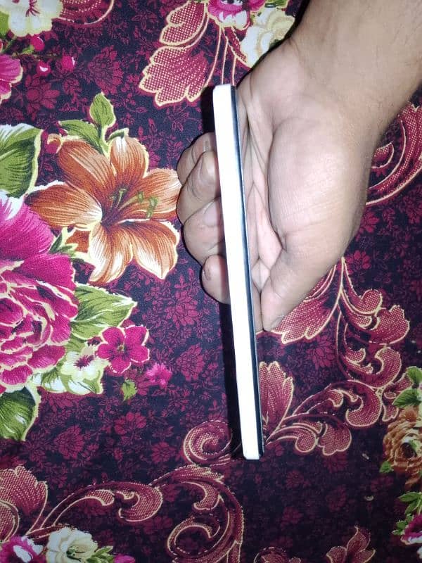 mobile bilkul new lush condition he all ok he sirf mobile he 7