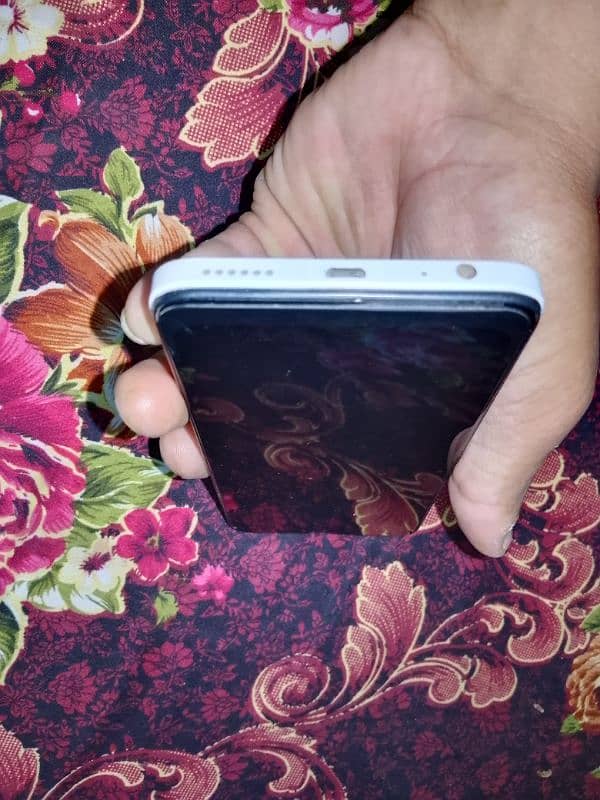 mobile bilkul new lush condition he all ok he sirf mobile he 8