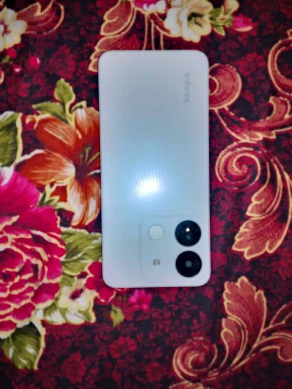 mobile bilkul new lush condition he all ok he sirf mobile he 12