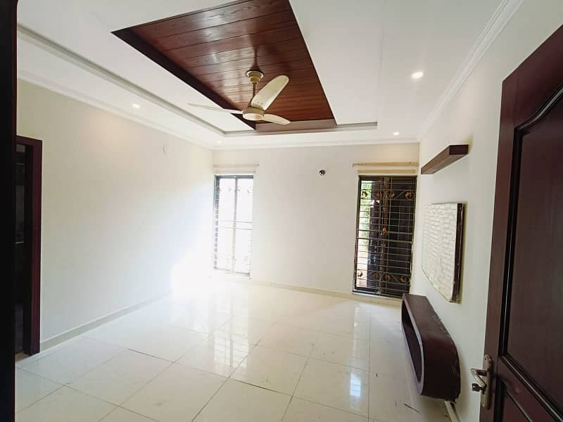10 Marla Beautiful independent House Available For Rent in DHA Phase 4, AA Block Lahore Cantt 6
