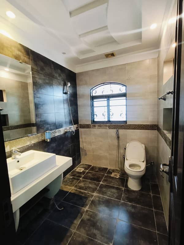 10 Marla Beautiful independent House Available For Rent in DHA Phase 4, AA Block Lahore Cantt 17