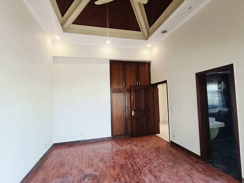 10 Marla Beautiful independent House Available For Rent in DHA Phase 4, AA Block Lahore Cantt 18